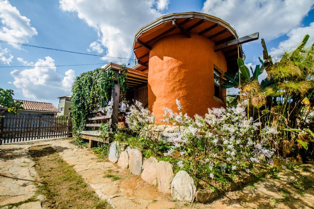 卡兰卡斯Bio Chalé Carrancas的一座橙色的建筑,前面有栅栏
