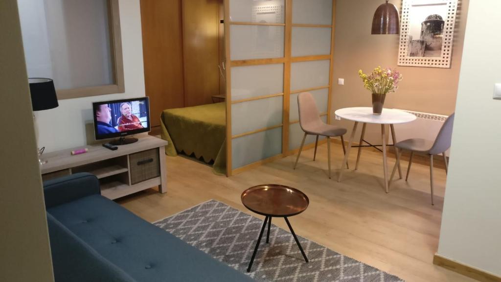 维戈Coqueto apartamento centro VIGO con WIFI的客厅配有蓝色的沙发和桌子