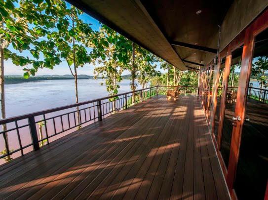 清刊Chiang Klong Riverside Resort的享有水景的木制甲板