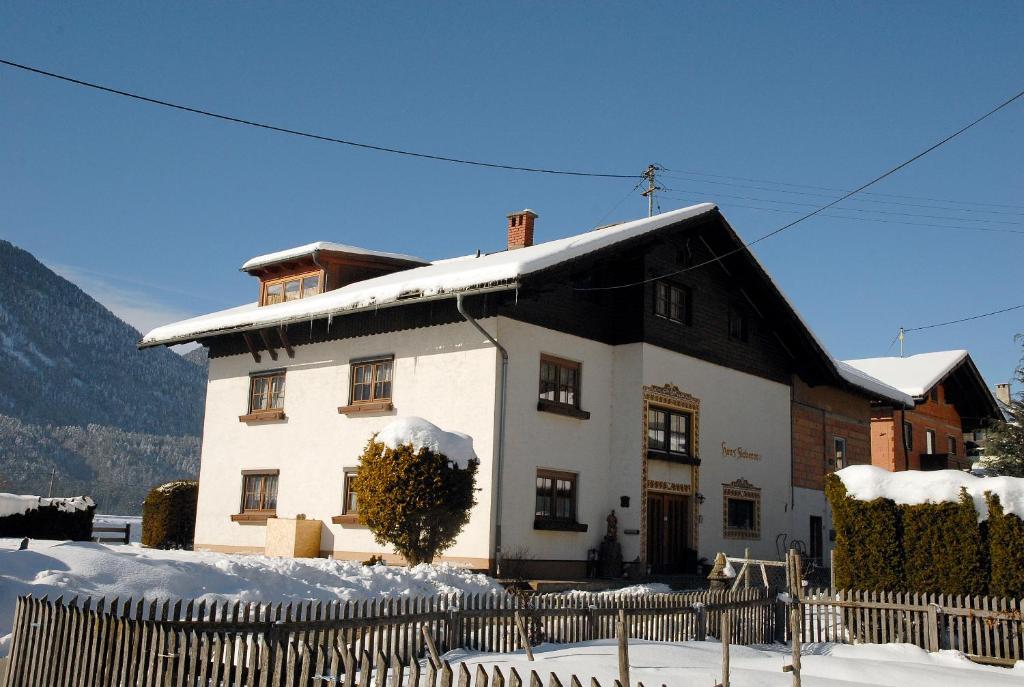 KirchbachFewo's Sieberer的雪中带黑色屋顶的白色房子