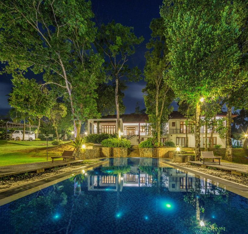 科伦坡水晶别墅的夜间在房子前面的游泳池