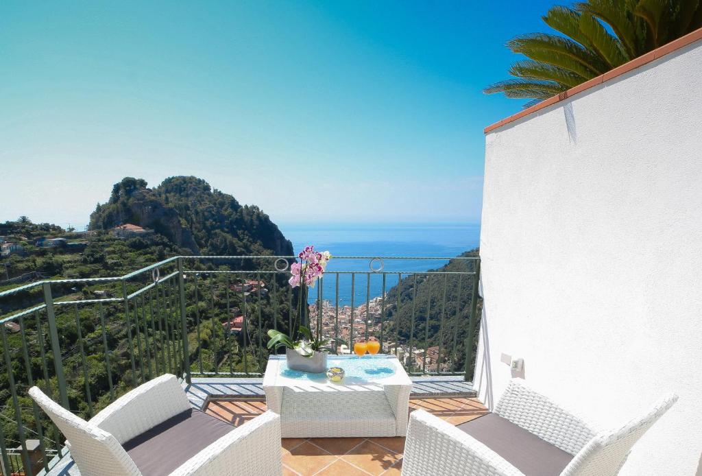 斯卡拉Amalfi Dream Charming House的一个带桌椅的海景阳台