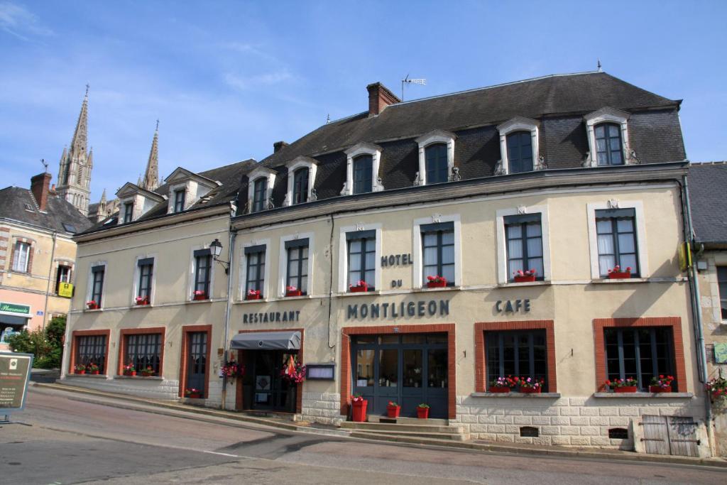La Chapelle-MontligeonLogis- Hôtel & Restaurant Le Montligeon的街道拐角处的建筑物