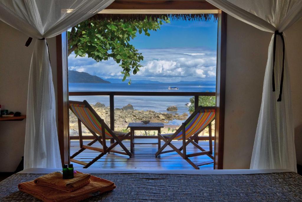 Nosy KombaCoco Komba Lodge的海景客房 - 带2把椅子