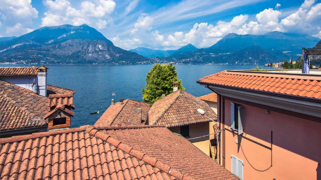 瓦伦纳Il mulino的从建筑屋顶上可欣赏到湖景