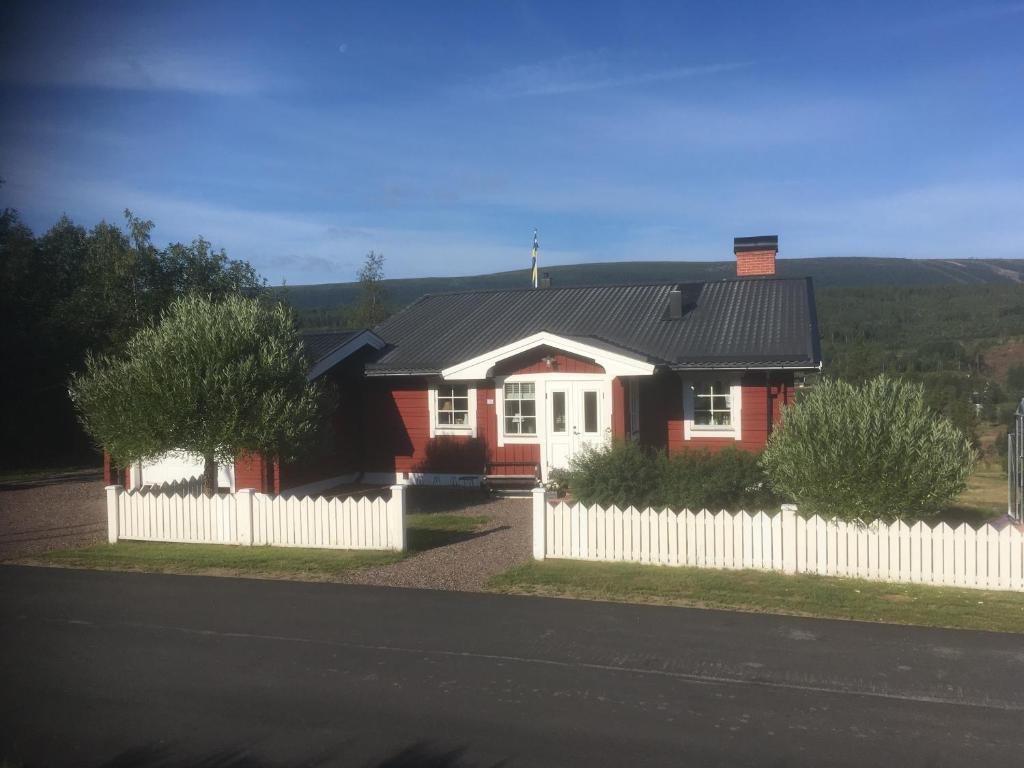 萨伦Sälens By的白色的红色房子,有白色的围栏