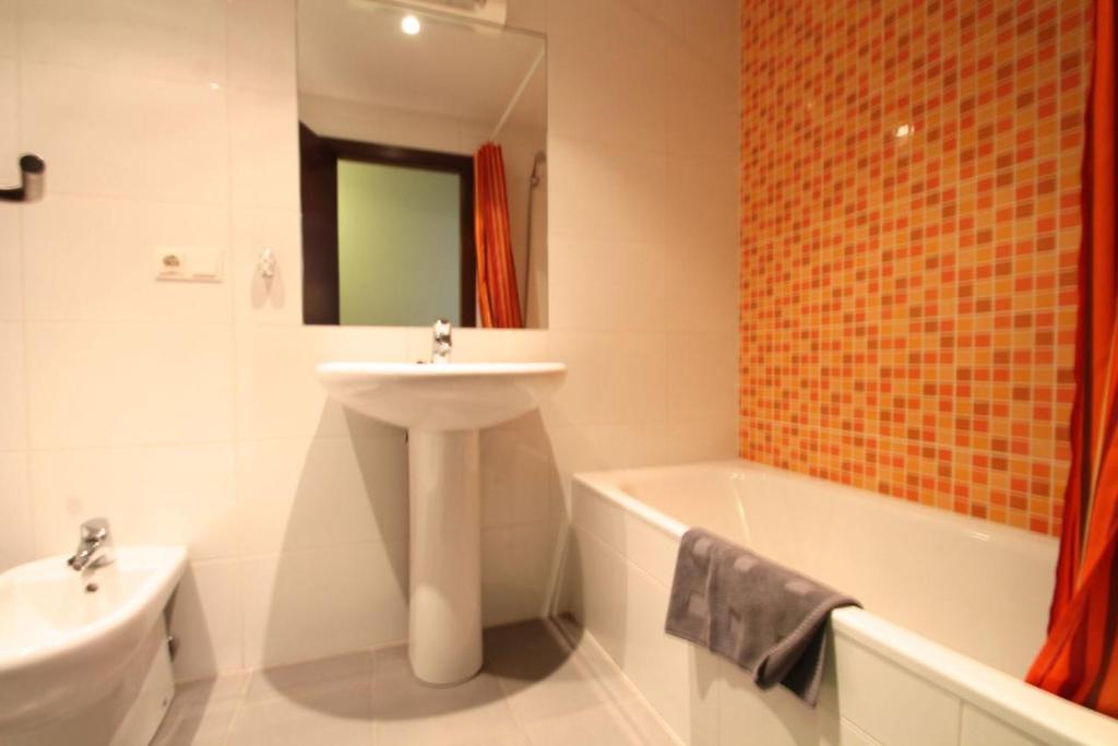 莱塞斯卡尔德-恩戈尔达Av Carlemany, Centro comercial的浴室配有盥洗盆、卫生间和浴缸。