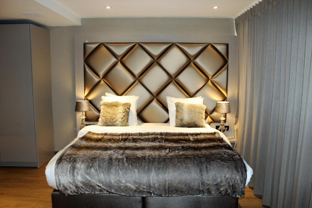 阿姆斯特丹阿姆斯特丹梦幻酒店的一间卧室配有一张大床和大床头板