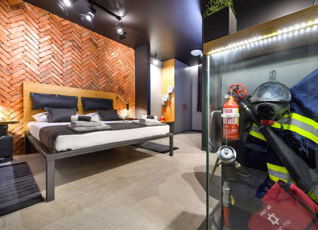 斯普利特Split Industrial Design Rooms的一间卧室配有一张床和一个消防员