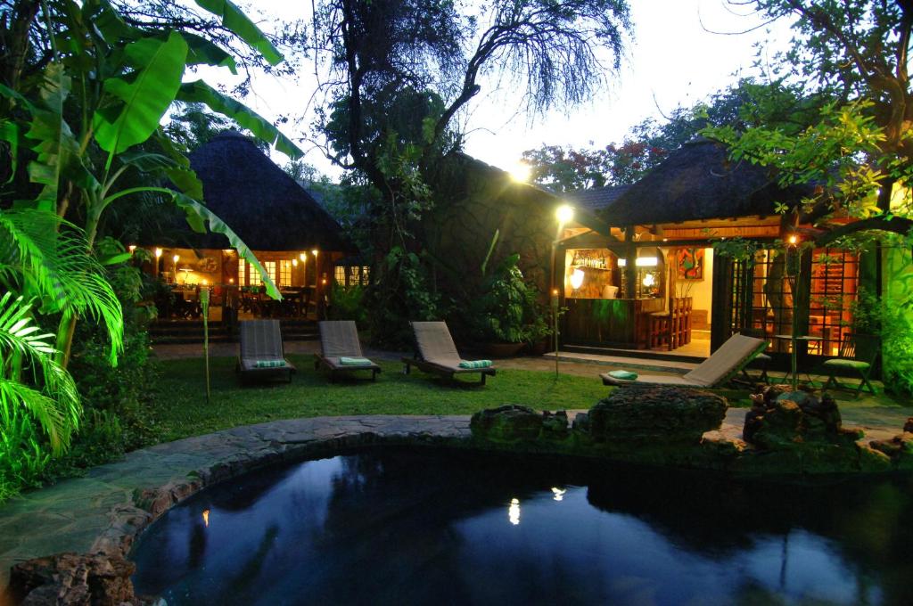 帕拉博鲁瓦凯伊塔尼专属酒店的夜晚在房子的院子中的一个游泳池