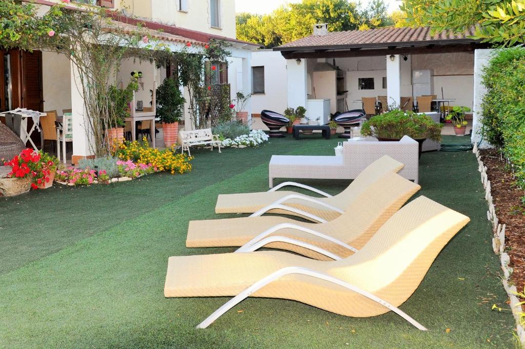 萨萨里维拉亚住宿加早餐旅馆的坐在草坪上的一排长椅