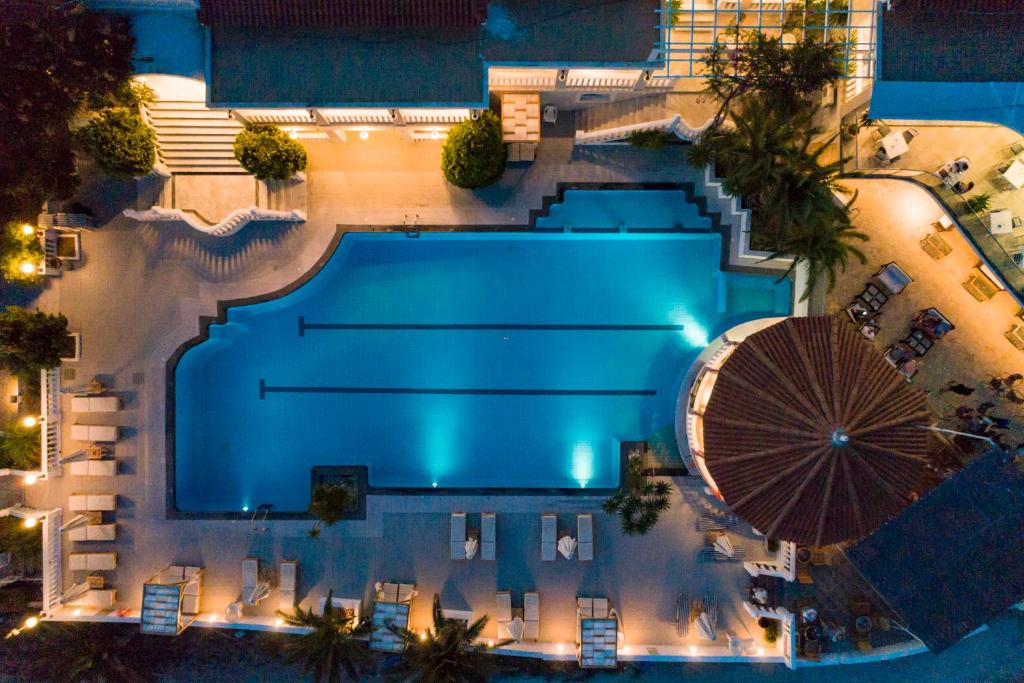 毕达哥利翁萨摩斯太阳酒店的享有游泳池的顶部景色