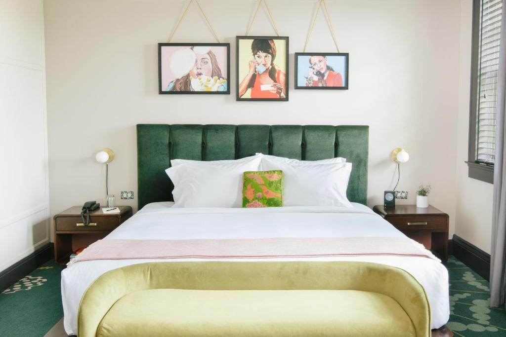 亚特兰大Hotel Clermont Atlanta, by Oliver的一间卧室配有一张大床和绿色床头板