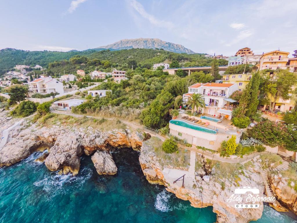 多布拉沃达Resort Stikovic的海崖上村庄的空中景观