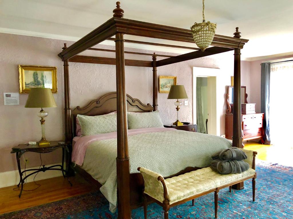 1000 Islands Bed and Breakfast-The Bulloch House客房内的一张或多张床位