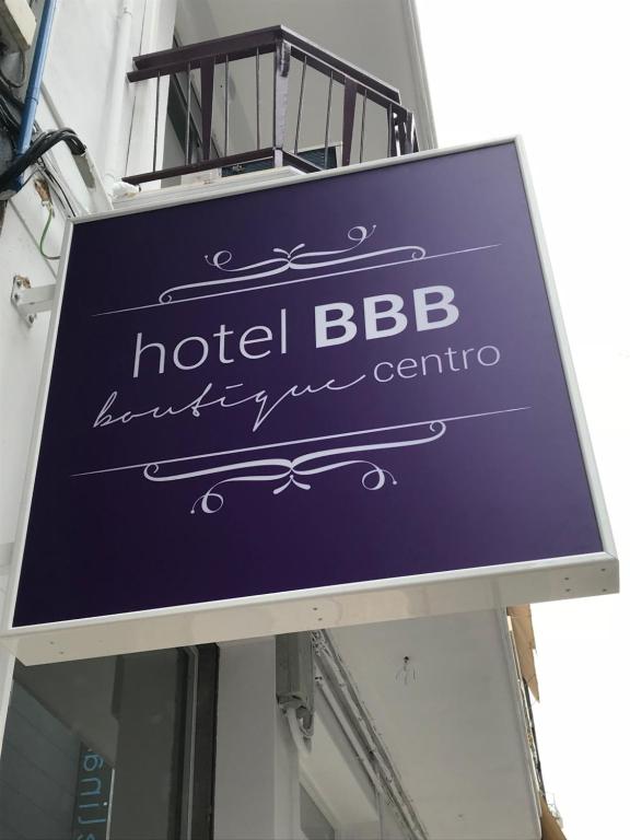贝尼多姆Hotel Boutique Centro BBB Auto check in的建筑前的酒店标志