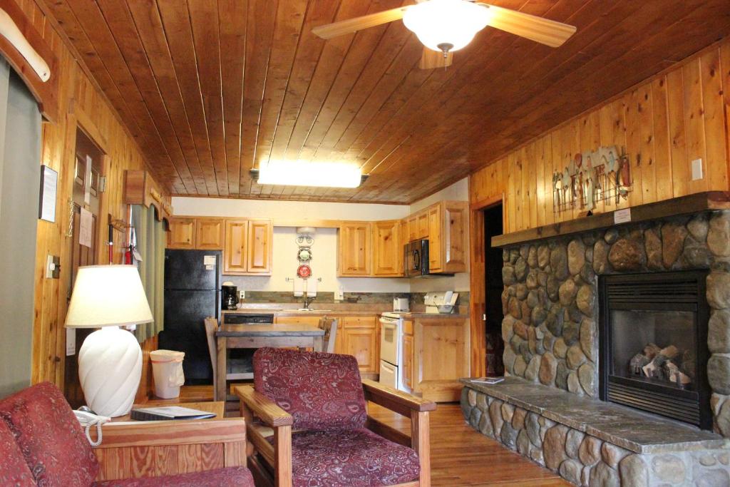 红河Copper King Lodge的一间客厅,客厅内配有石头壁炉。