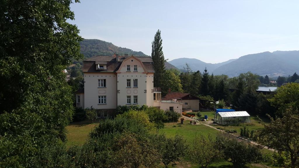 Dolní ZálezlyVilla Federer的山丘上以山为背景的房子