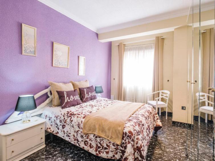圣克鲁斯-德特内里费森提科公寓 的紫色卧室设有一张床和一个窗户