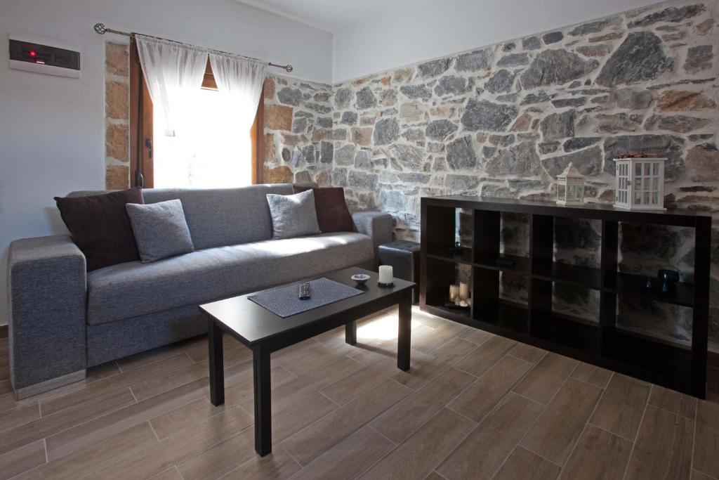 亚历山德鲁波利斯Antoni's House Makri的带沙发和壁炉的客厅