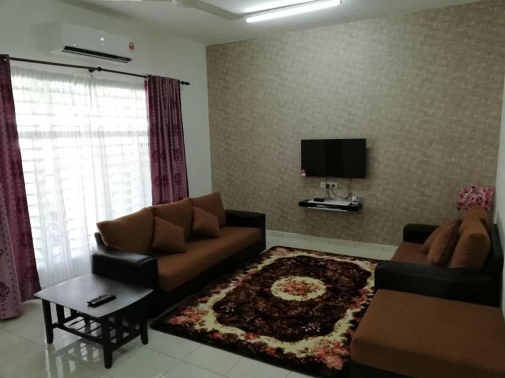 马六甲Faeyz Homestay Melaka的带沙发和电视的客厅