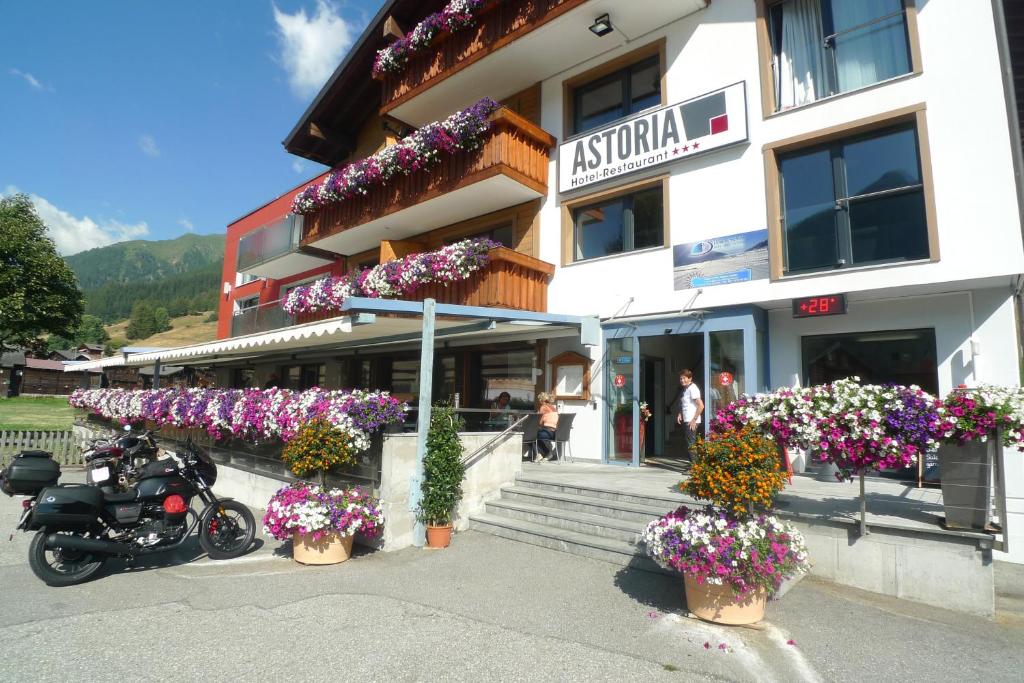 乌尔里兴阿斯托利亚酒店的停在花房前的摩托车
