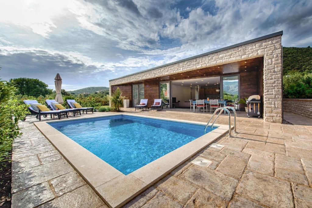 科尔丘拉Island Bay Villa Korcula的一座房子后院的游泳池