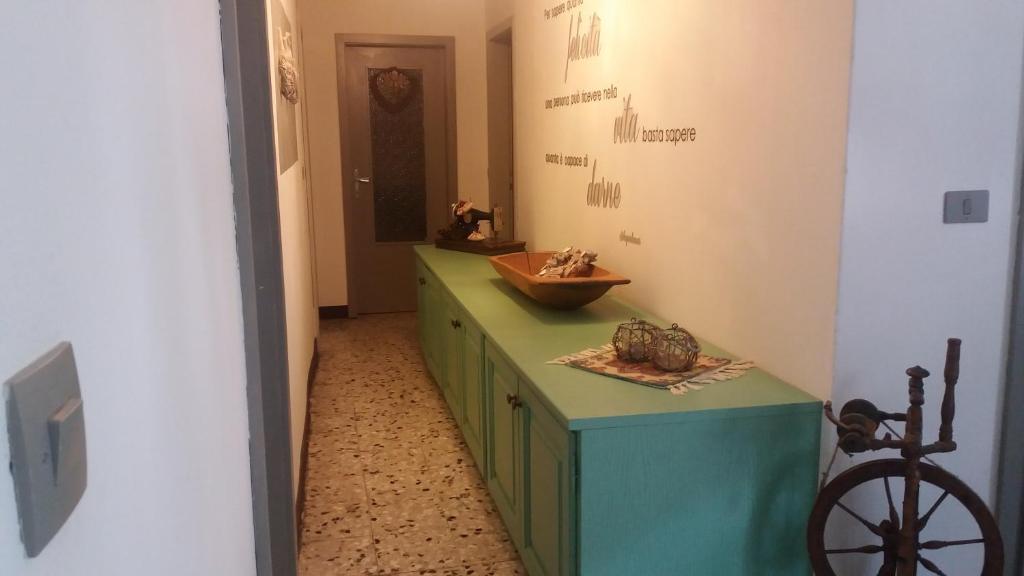 兰佐莫蒂坎塞Appartamento Novecento的一间带绿色柜台和水槽的浴室