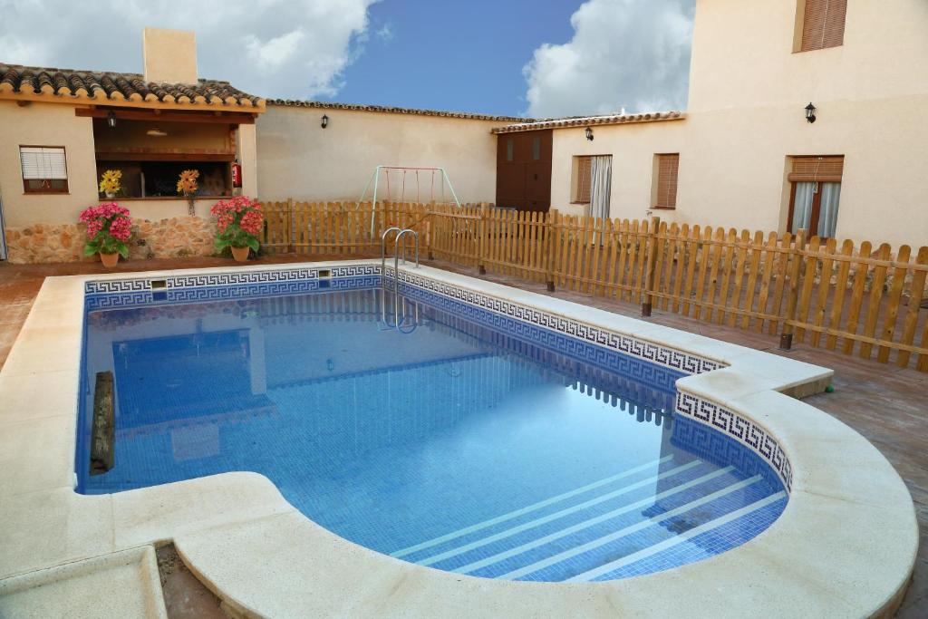 Argamasilla de AlbaLa Quinteria de Sancho的一座房子旁的院子内的游泳池