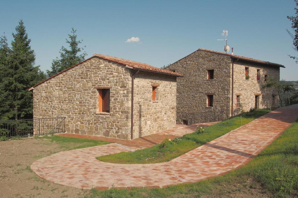 CamugnanoIl Casale-toscoemiliano的一座古老的石头建筑,山上有红色的门