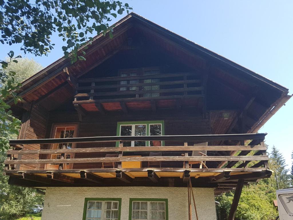 滨湖科伊查赫Chalet am See的房屋的顶部设有阳台