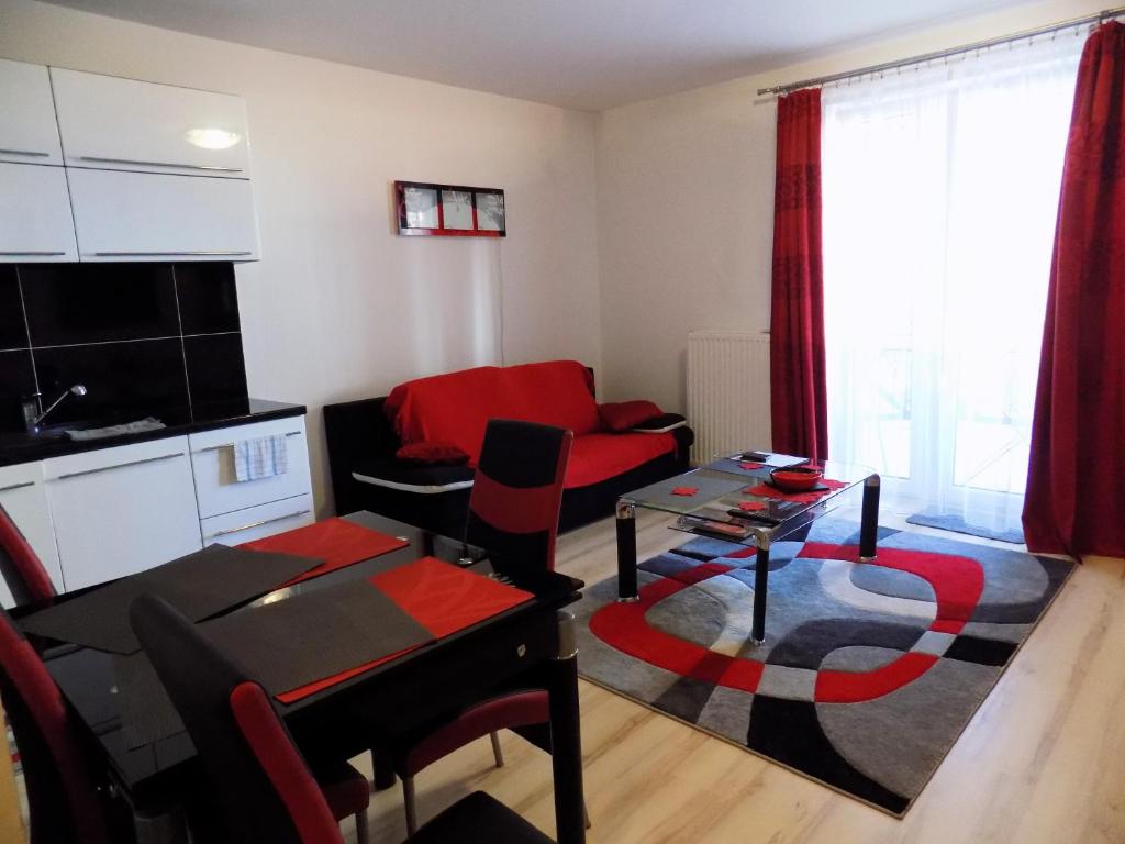 奥古斯图Wygoda的客厅配有红色的沙发和桌子