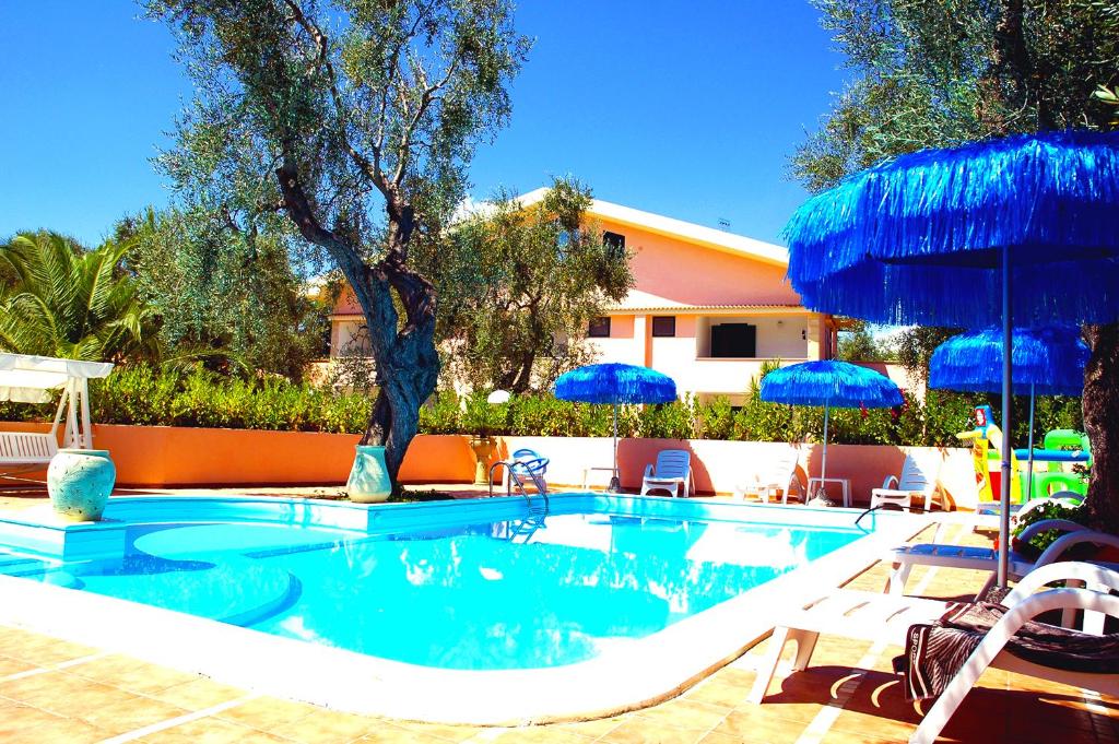 维耶斯泰Villa Ulimare Family Residence的一个带蓝伞和椅子的游泳池
