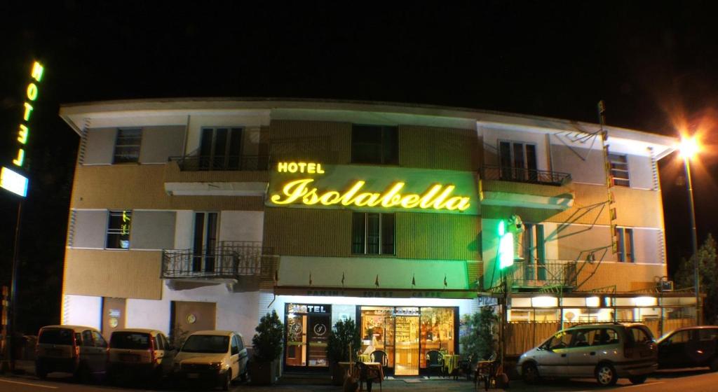 Bussoleno伊索拉贝拉酒店的前面有 ⁇ 虹灯标志的建筑