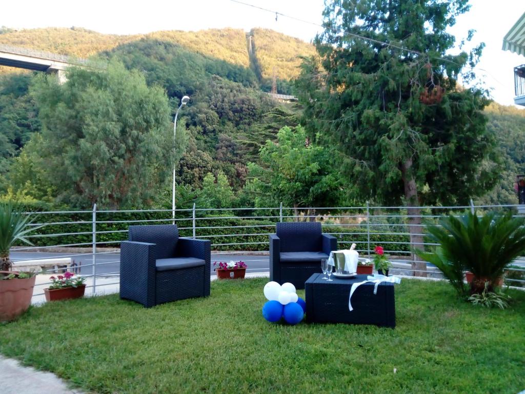 阿夸佩萨Hotel Rodian的两把蓝色的椅子和一张桌子在草地上