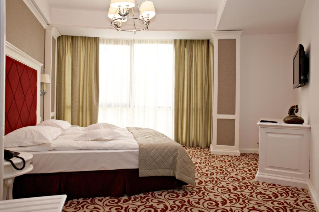 雅西贝拉里亚酒店的一间卧室设有一张大床和一个窗户。