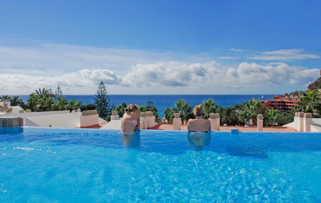 库拉海滩库拉索尔公寓酒店的一群人在度假村的游泳池里