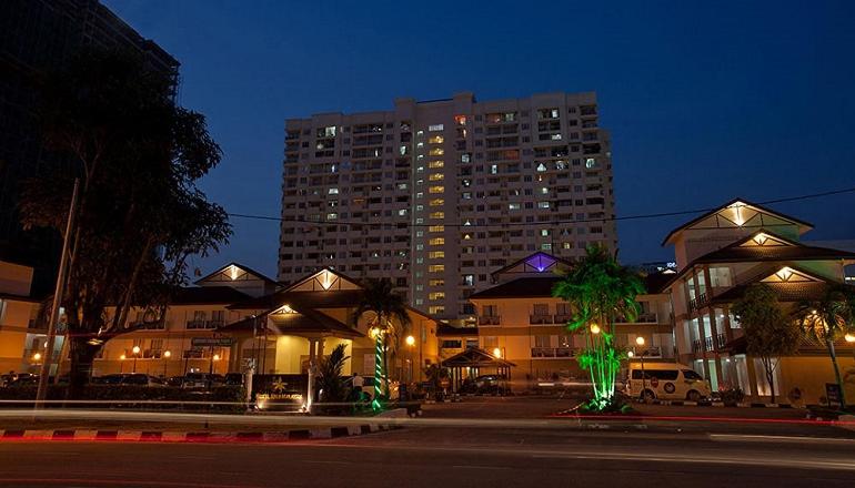 峇六拜赛里马来西亚槟城岛酒店的一座高大的建筑,晚上有一座建筑