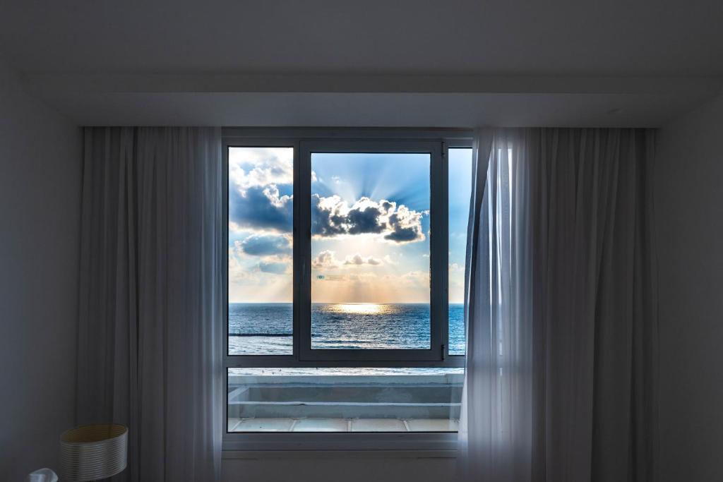 特拉维夫Sea view apartment suite的海景窗户