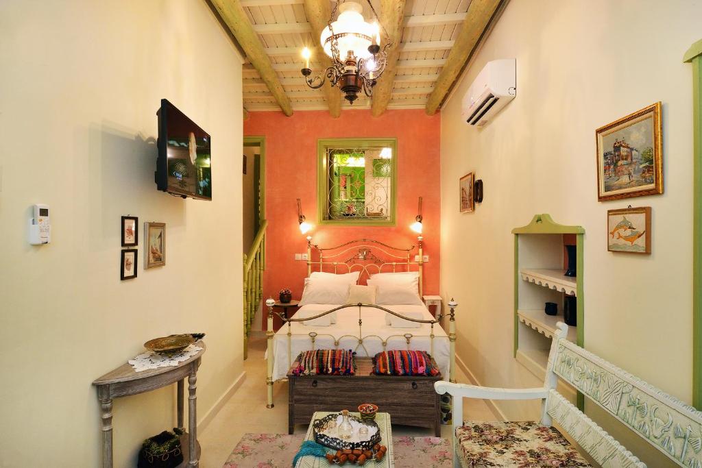 干尼亚Casa della Favola Boutique Hotel的卧室中间设有一张床
