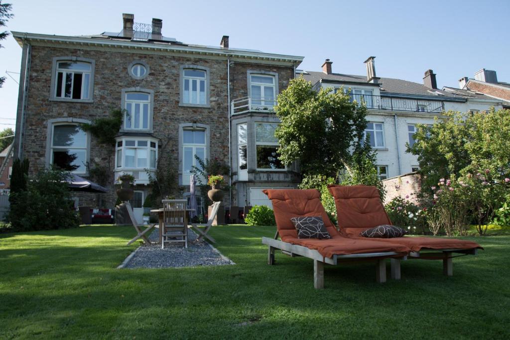 斯塔沃洛杜菲斯酒店的坐在大楼前的草上的一个沙发