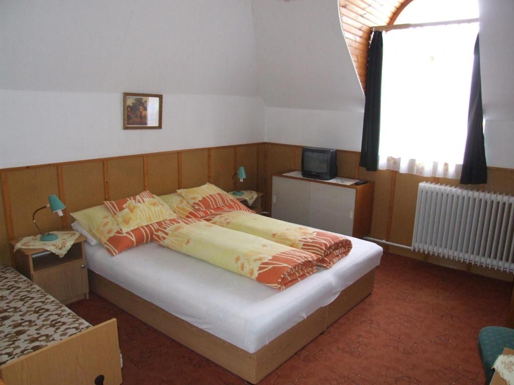 哈卡尼Révész Vendégház的一间卧室设有一张床和一个窗口