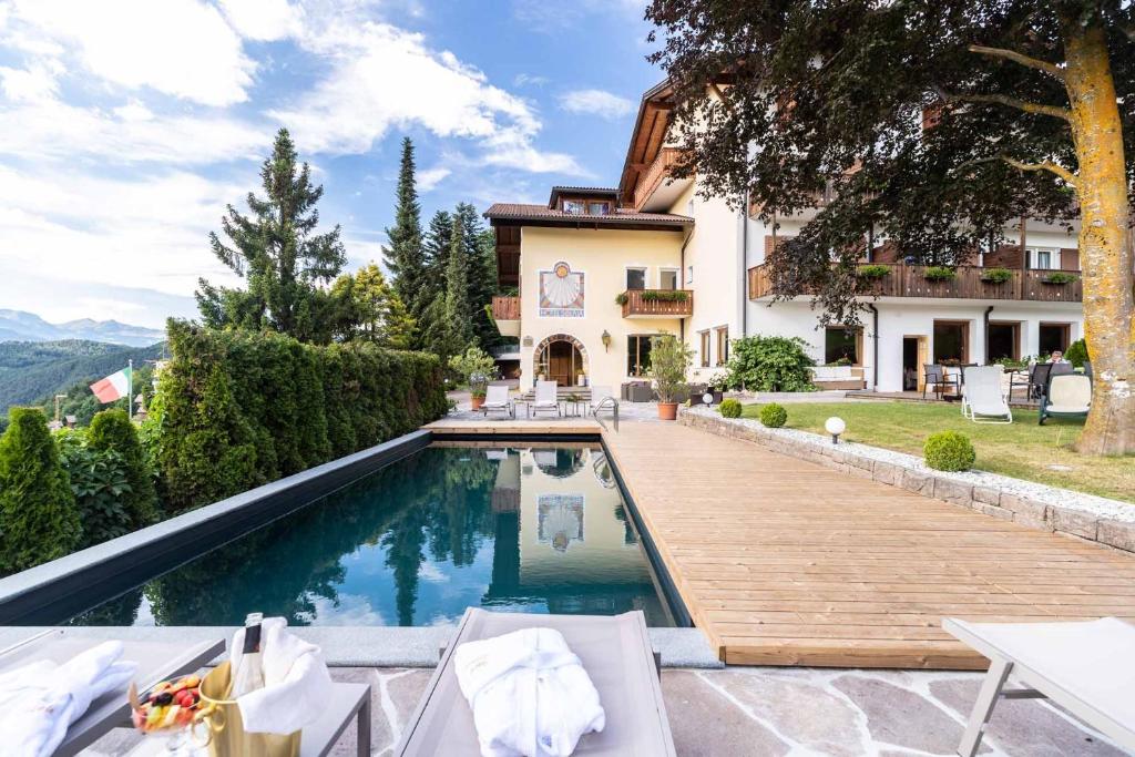 卡斯特尔罗托Solaia Hotel & Guesthouse的一座带游泳池和房子的别墅