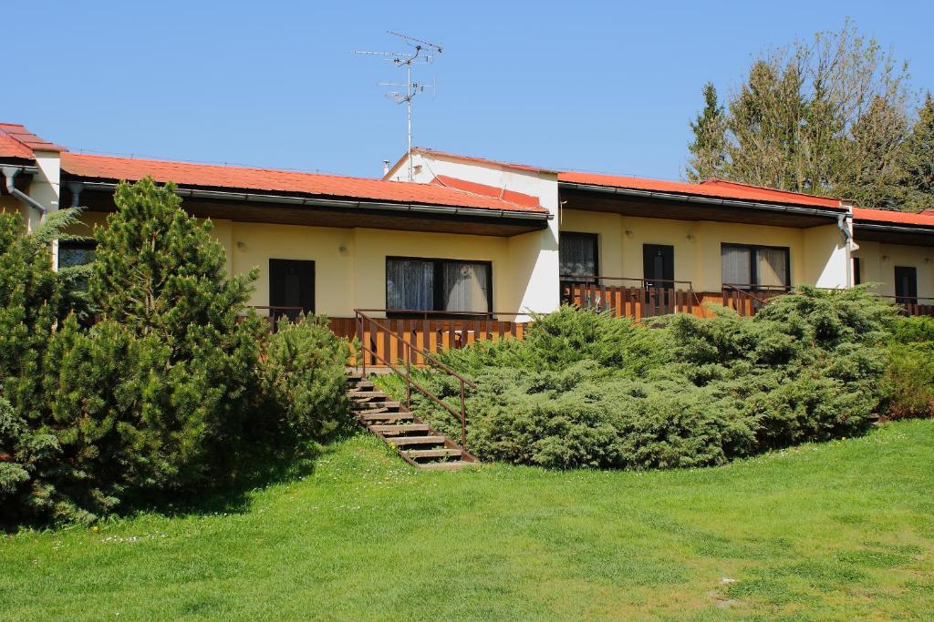 捷克斯卡利采莱德柏瑞斯-兹里克邦果勒维悠碧特维尼酒店的前面有草坪的房子
