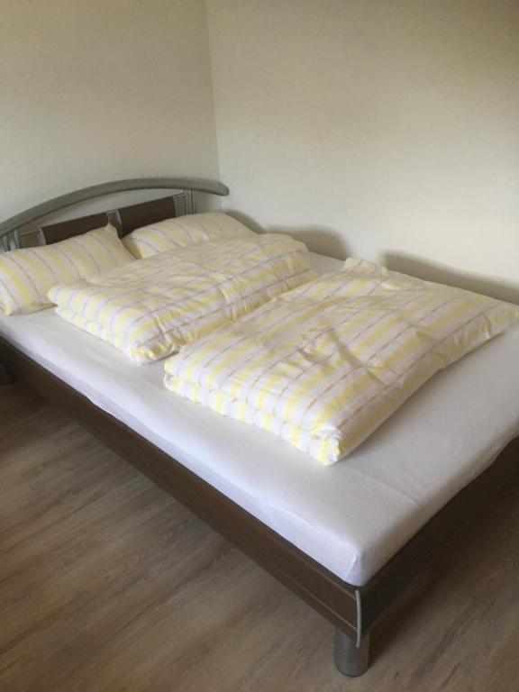 布拉克Haus Ursula的一张配有黄色和白色床单和枕头的床