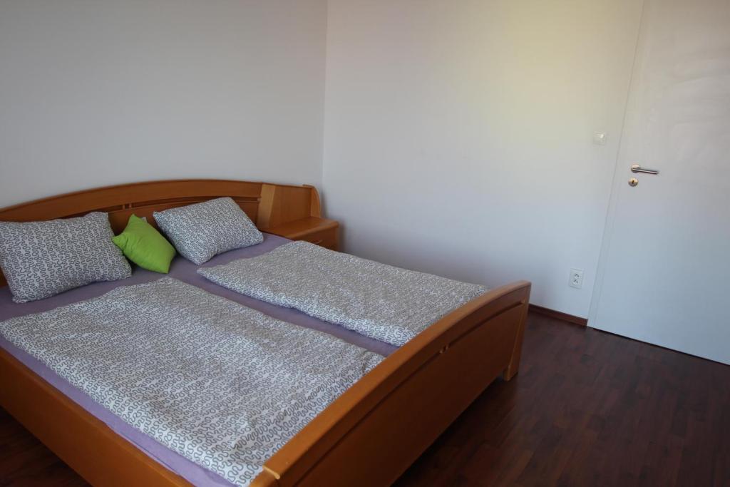 SvidovaHALEX5的一间卧室配有一张带紫色床单和枕头的床。