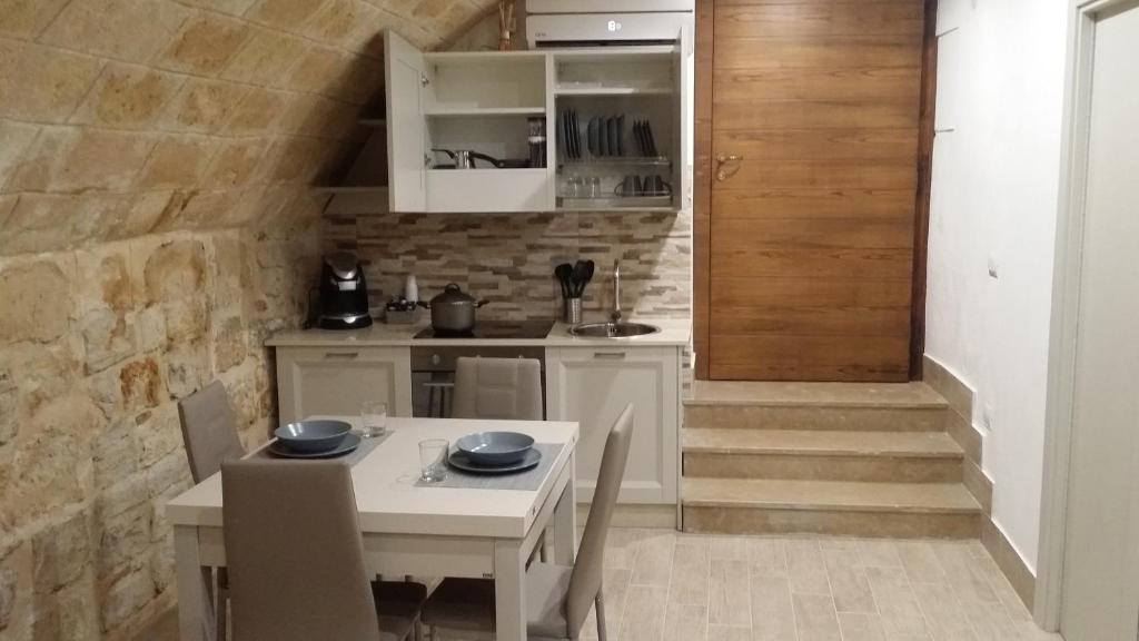 巴列塔42° parallelo的厨房配有桌椅和石墙