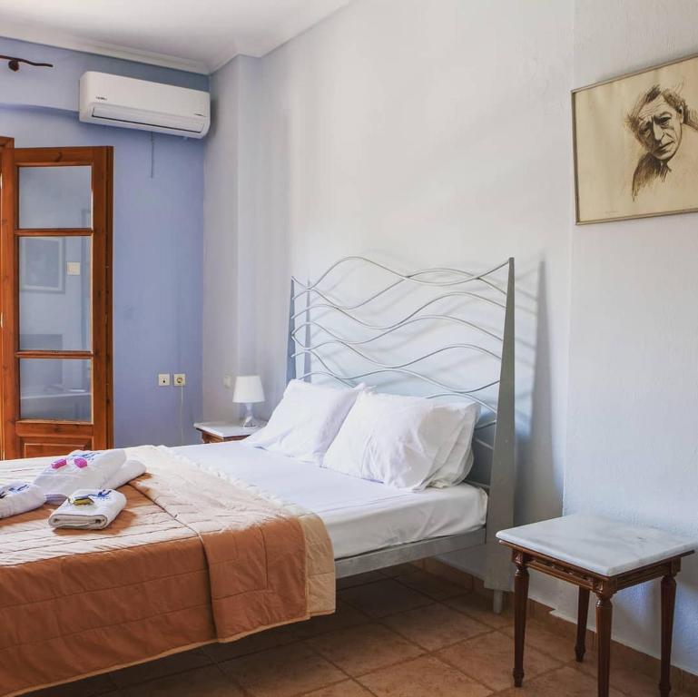 阿莫利亚尼岛卡斯塔利亚公寓式酒店的卧室配有1张床、1张桌子和1把椅子