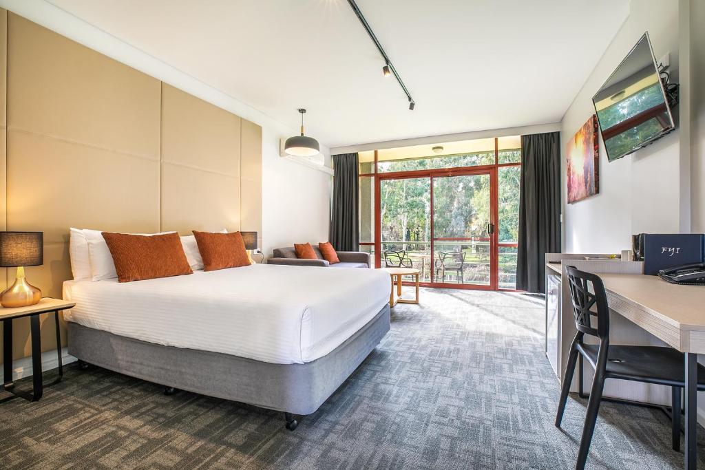 Mount Evelyn莉莉达尔约克睡帽酒店的配有一张床和一张书桌的酒店客房