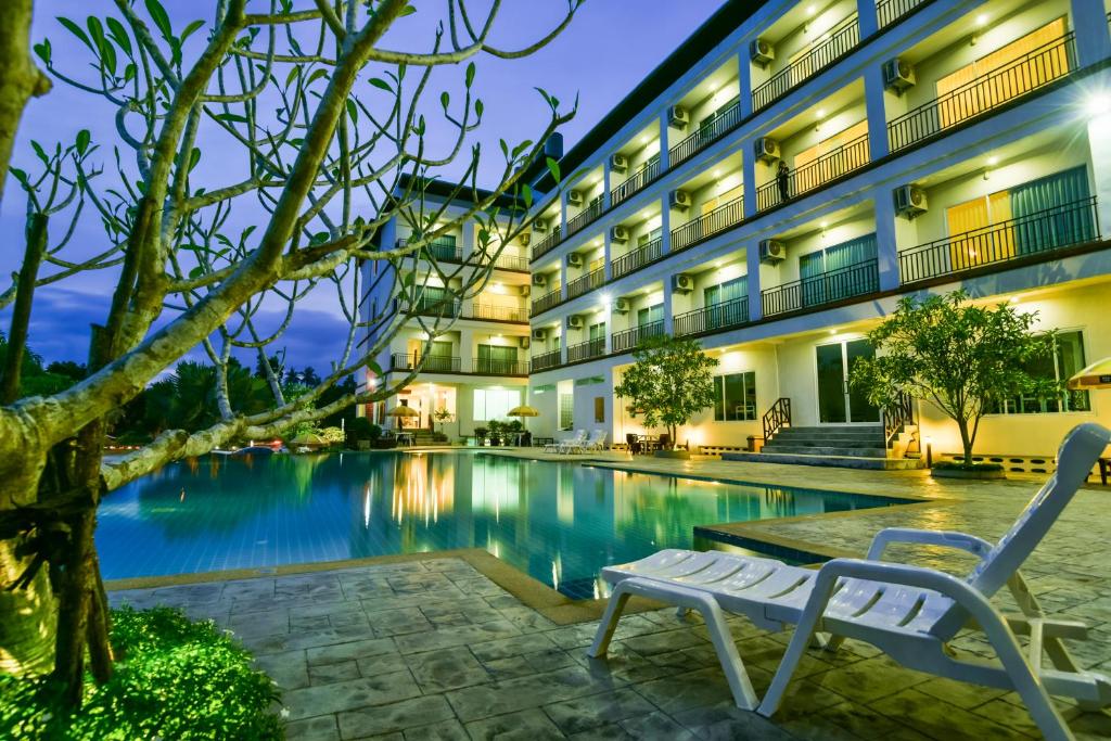 春蓬Southgate Residence Hotel - SHA Certified的夜间设有游泳池的酒店